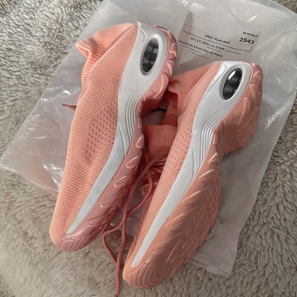 Hyper soft Sneaker. Never worn size 42 - Picture 2 of 5